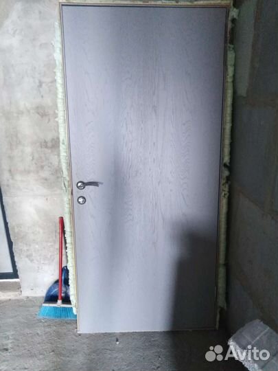 Дверь входная деревянная с коробкой