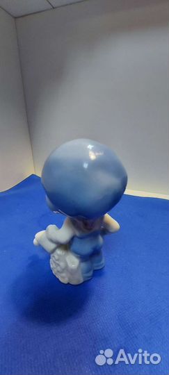 Антикварная фарфоровая статужтка юный садовод.ГДР