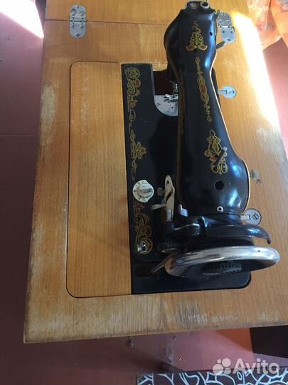 Швейная машина с ножным приводом и тумбой