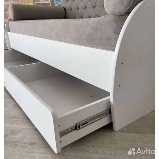 Детский диван с мягкой спинкой