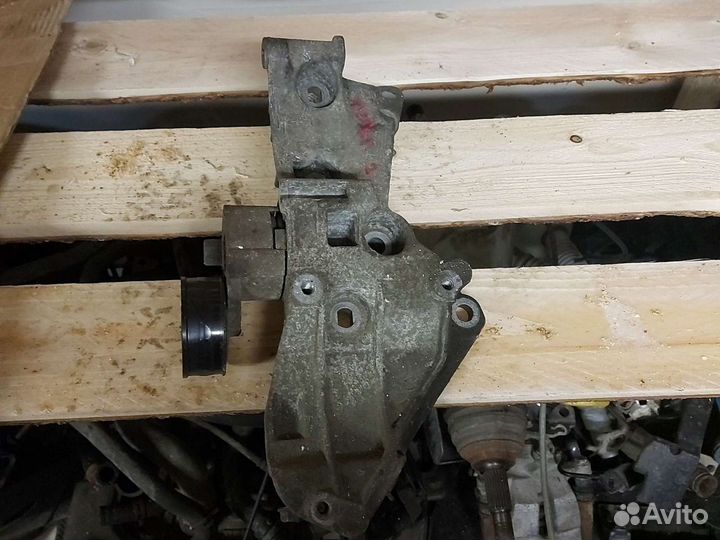 Кронштейн генератор Megane 2