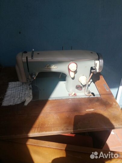 Швейная машина LADA