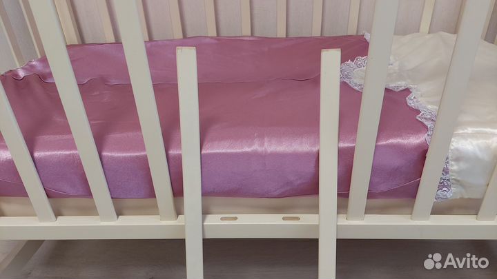 Детская кроватка с маятником