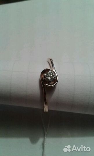 Золотое кольцо с бриллиантом