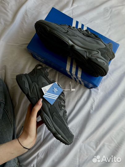 Кроссовки adidas ozweego серые