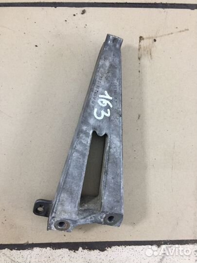 Опора кронштейн Mercedes C200 W202