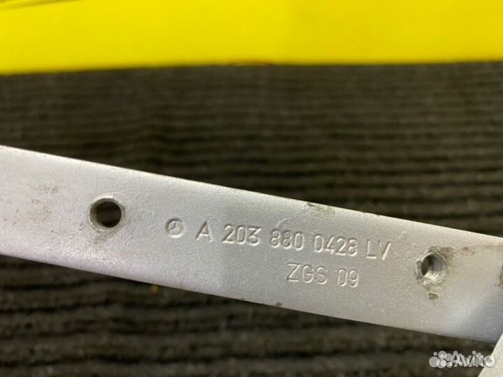 Петля капота правая Mercedes 203 W203 M271.940