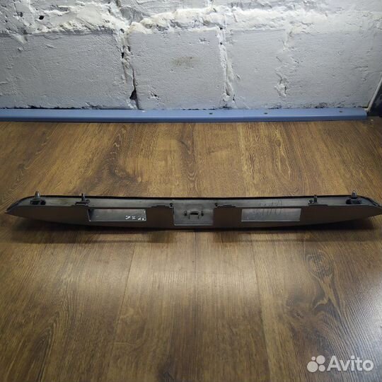 Накладка крышки багажника задняя Nissan Note