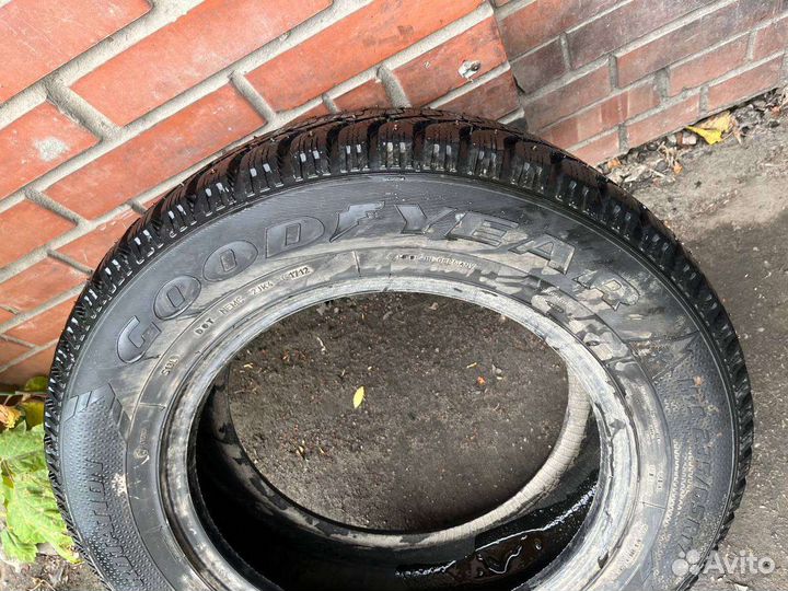 Goodyear UltraGrip 500 235/65 R17