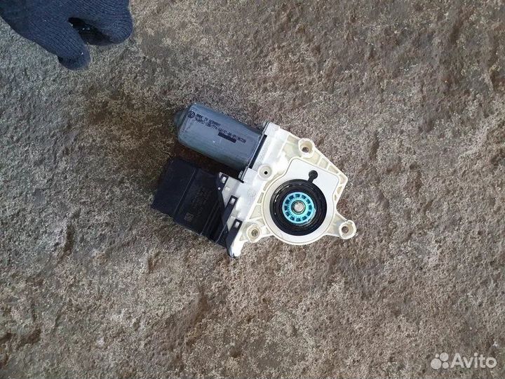 Моторчик стеклоподъемника задний правый Пассат б6