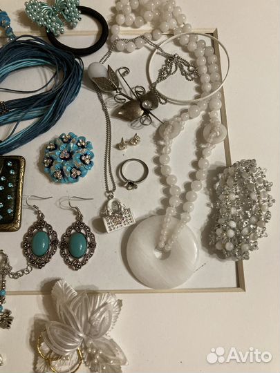 Бижутерия одним лотом. Голубое-белое