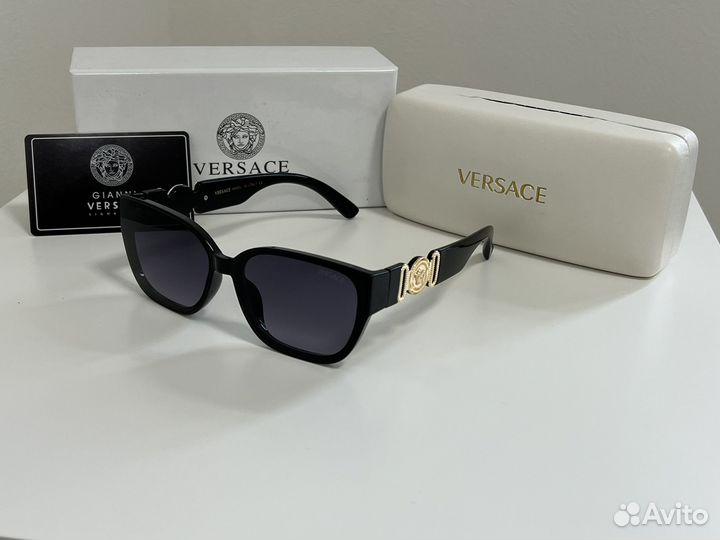 Солнцезащитные очки versace