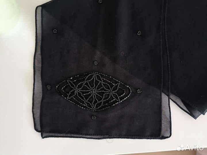 Платок чёрный украшенный бисером