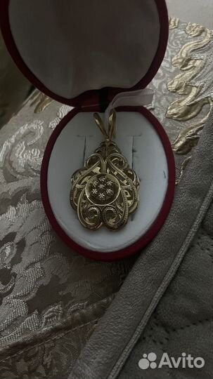 Золотой кулон с бриллиантом