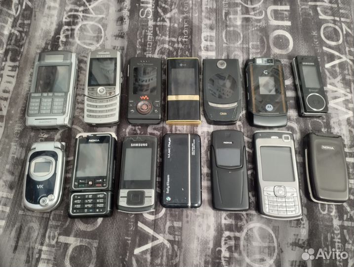 Коллекция телефонов из 2000-х