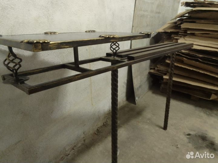 Скамейка и столик на кладбище