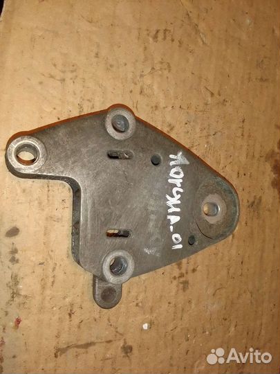 Кронштейн двс верхний правый 1.8 Renault Laguna 1