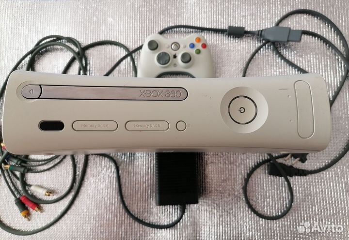 Xbox 360 с дисками игр