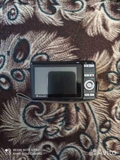 Компактный цифровой фотоаппарат Casio