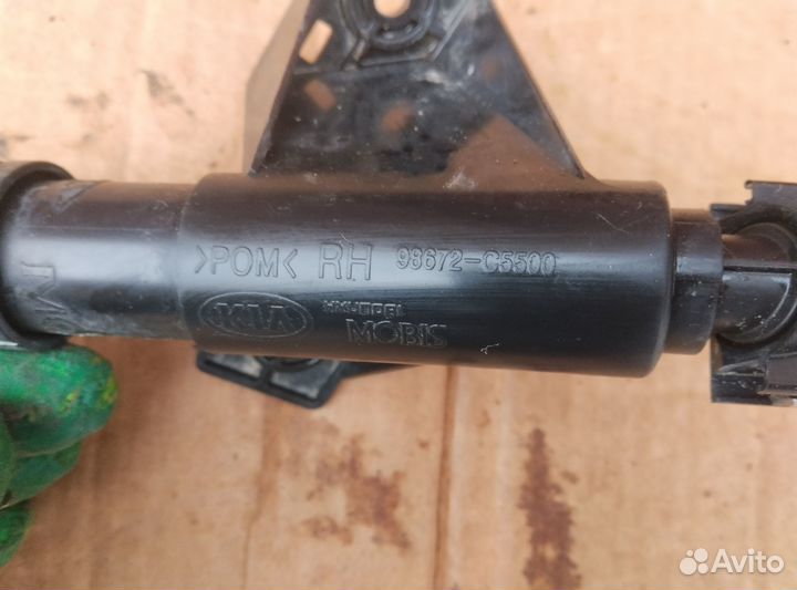 Форсунка омывателя фар правая Kia Sorento Prime