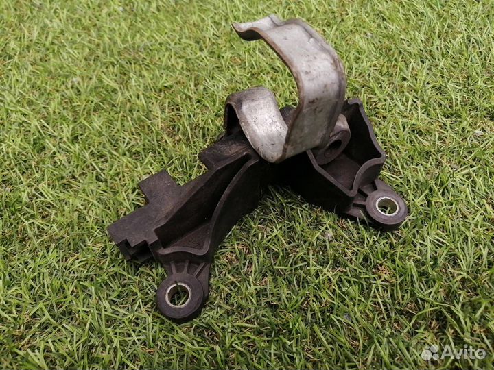 Кронштейн корпуса воздушного фильтра Volvo S40