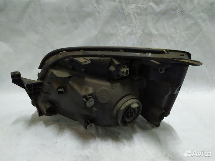 Фара правая Toyota Voxy AZR60G