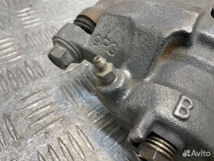 Суппорт тормозной передний правый Honda Cr-V 2 RD5