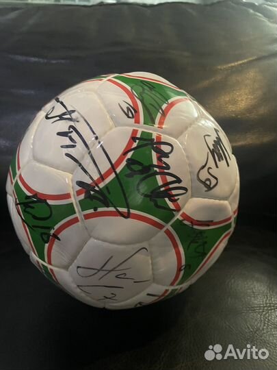 Футбольный мяч с автографами игроков локомотива