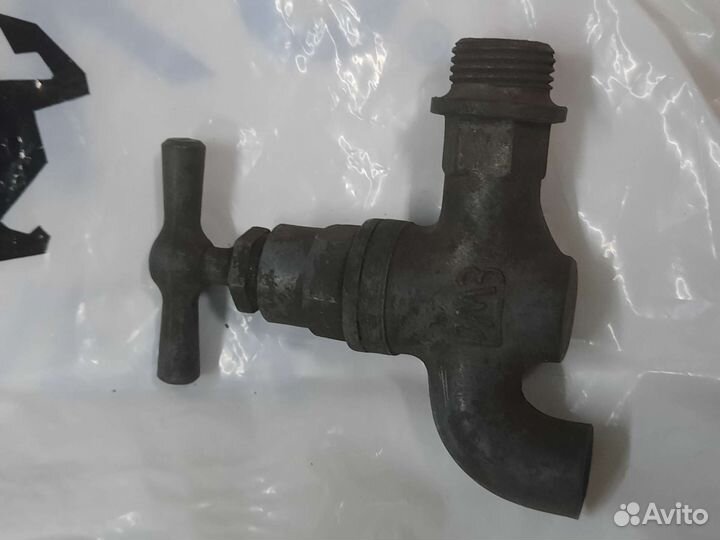 Старинный бронзовый кран и цинковый