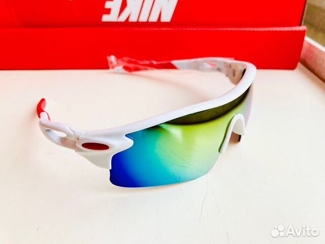 Белые спортивные солнцезащитные очки