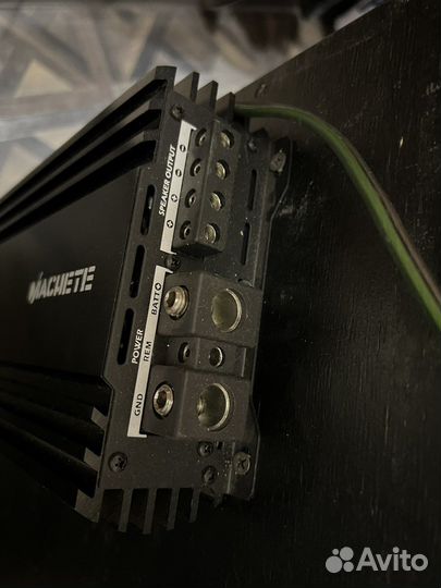 Сабвуфер и усилитель в автомобиль