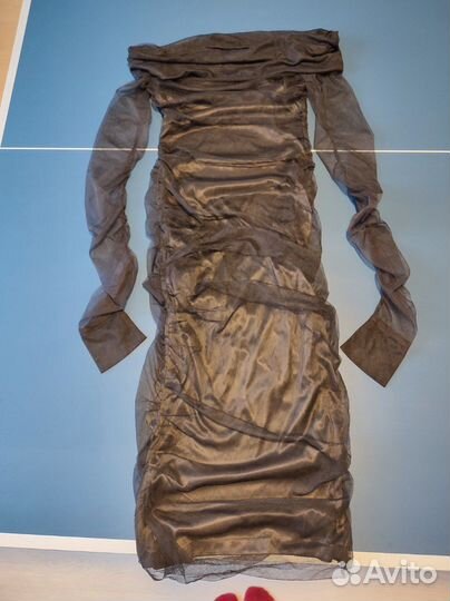 Платье со спущенными плечами