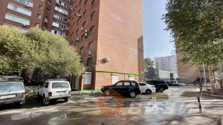 Офис в плотной застройке с двумя входами парковкой