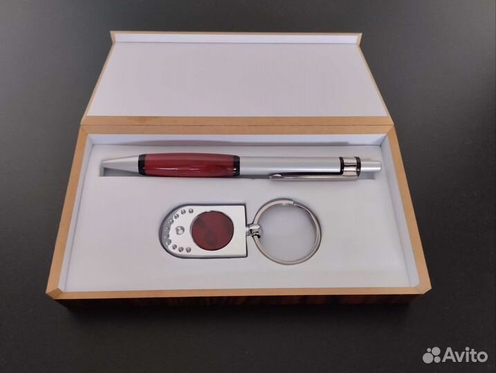 Набор ручка и брелок в деревянной коробке новый