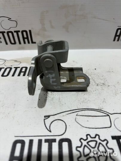 Петля двери верхняя задняя правая Renault Megane 2