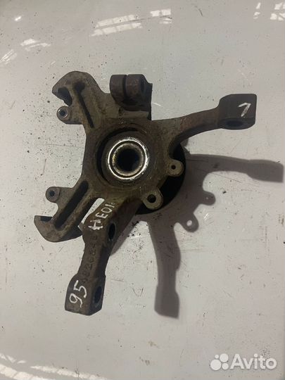 Кулак передний левый Додж неон 1995+