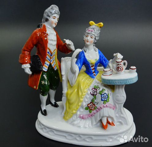 Старинная статуэтка Чаепитие фарфор дама и кавалер