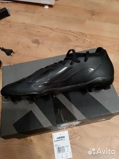 Футбольные бутсы adidas