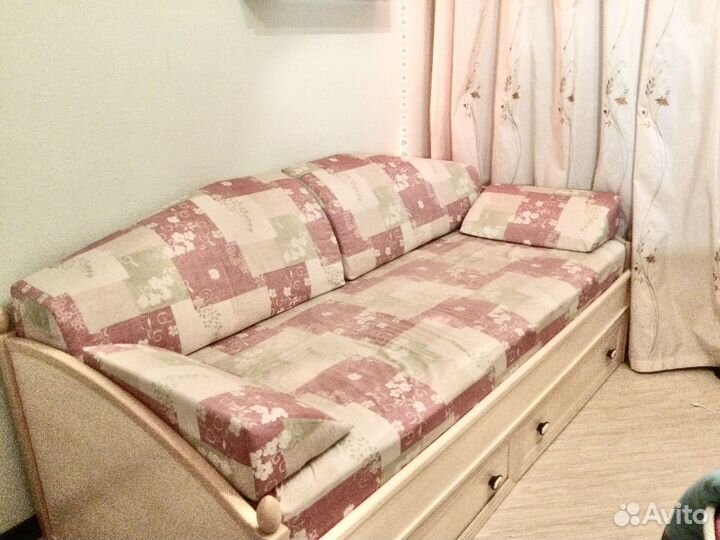 Комплект в детскую кровать:подушки и наматрасник