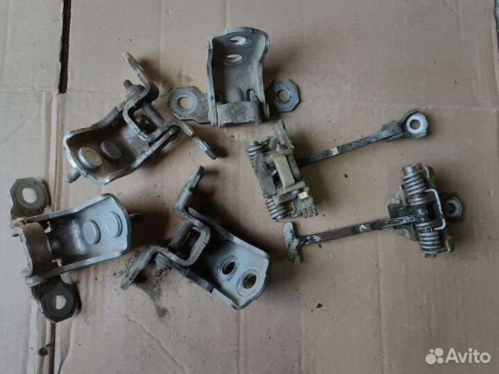 Петля двери Laguna 2