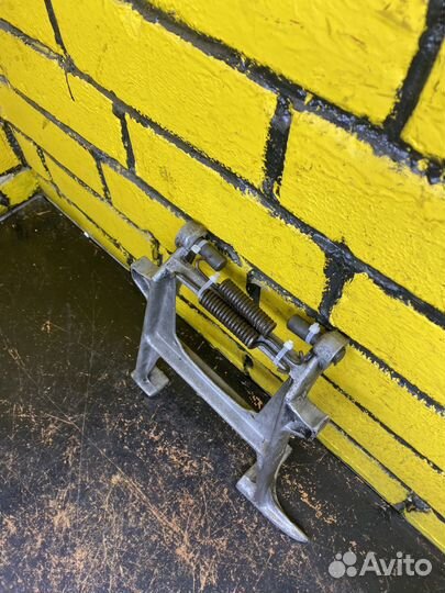 Центральная подножка Ява 634/638