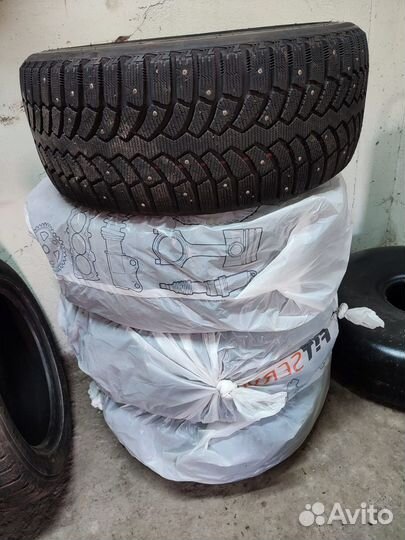 Bridgestone Blizzak Spike-02 245/40 R18 97T