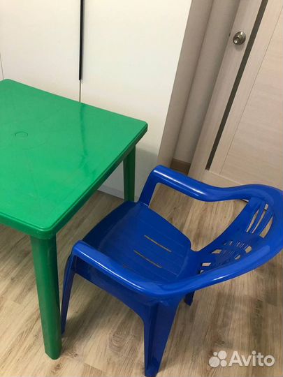 Пластиковые стол и стулья дачные