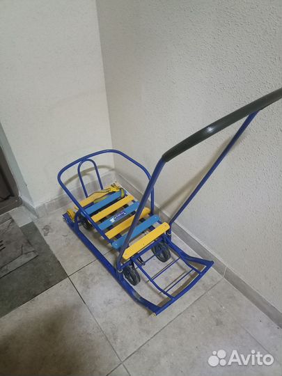 Санки на колесах с ручкой