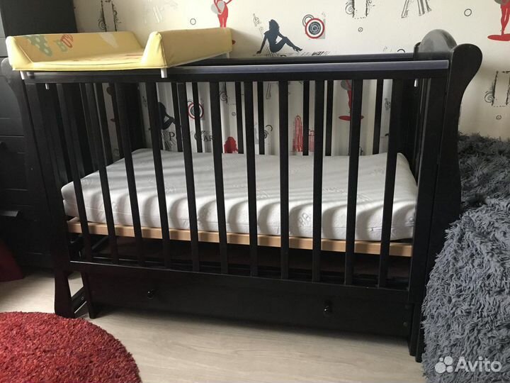 Детская кроватка с маятником