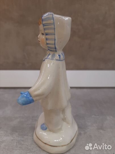 Статуэтка фарфоровая Девочка со снежком Дулево