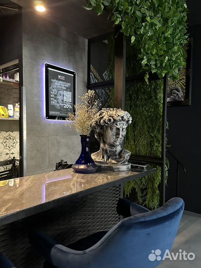Хостес-официант в lounge bar