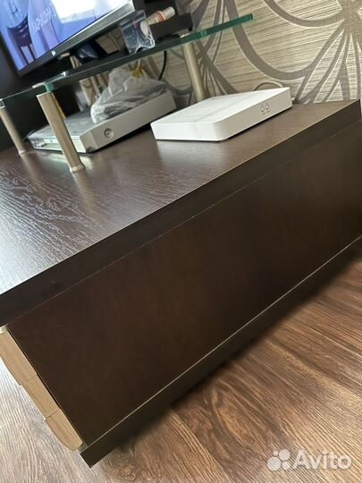 Тумба под телевизор и стеклянная подставка Лазурит