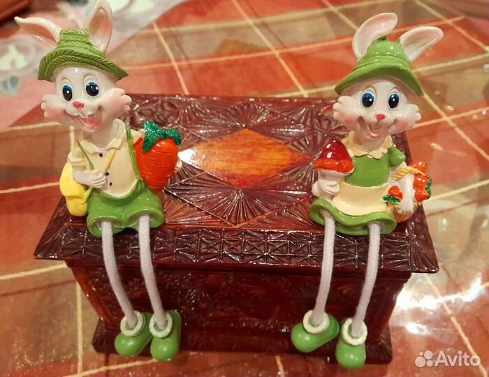 Фигурки пары сидячих зайчиков