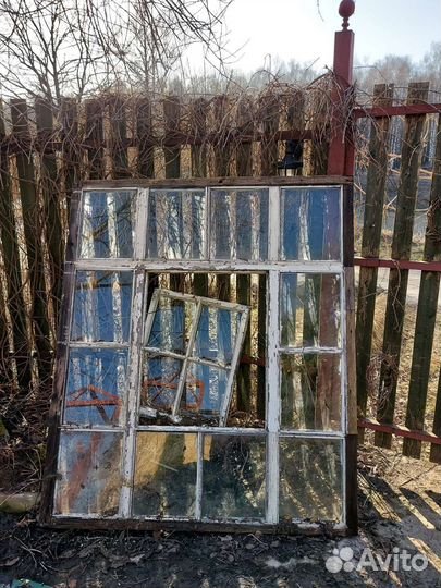 Деревянная оконная рама на веранду старая